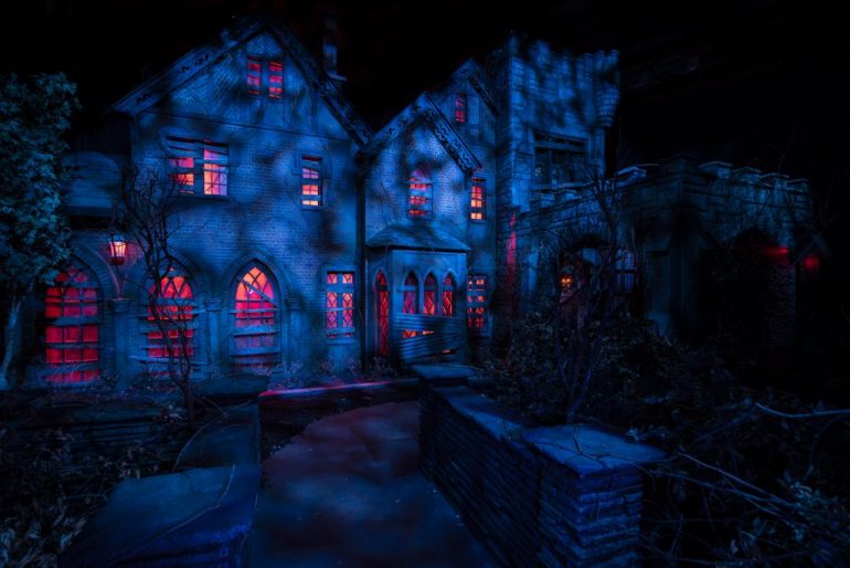 02_Universal-Orlando-Netflix039s-The-Haunting-of-Hill-House-at-Halloween-Horror-Nights-1024x683.jpg