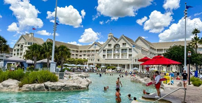 2024-wdw-atmos-disneys-yacht-club-hotel-stormalong-bay-pool-700x525.jpg