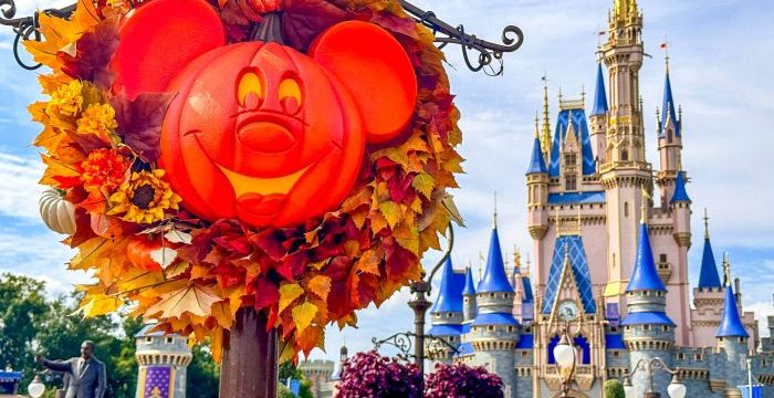 2024-wdw-mk-halloween-decor-mickey-pumpkin-wreaths-cinderella-castle-700x525.jpg