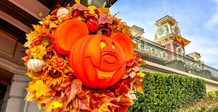 2024-wdw-mk-halloween-decor-mickey-pumpkin-wreaths-2-700x525.jpg