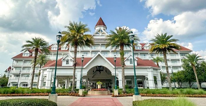 2023-wdw-disneys-grand-floridian-resort-hotel-exterior-building-stock-700x423.jpg