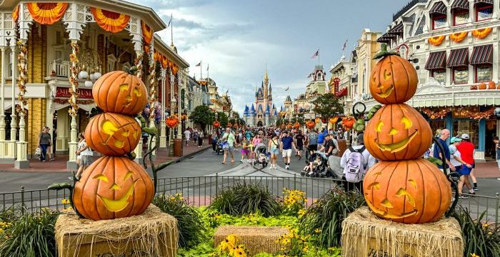 2024-WDW-magic-kingdom-main-street-halloween-crowds-atmo-4-700x525.jpg