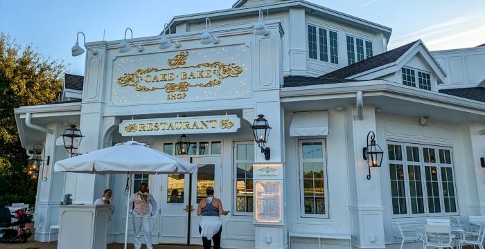 2024-wdw-boardwalk-cake-bake-shop-restaurant-front-entrance-atmo-1-700x525.jpg