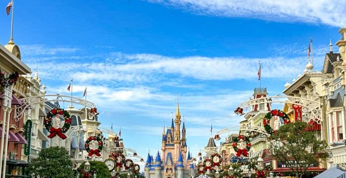 2023-wdw-mickeys-very-merry-christmas-party-crowd-atmos-3-700x525.jpg