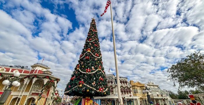 2024-WDW-magic-kingdom-main-street-usa-holiday-christmas-decorations-atmo-4-700x525.jpg