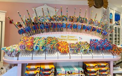 2025-wdw-mk-main-street-confectionery-lollipops-display-2-700x525.jpg